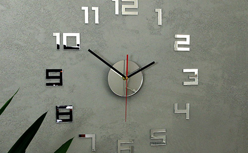 Letisztult és modern stílusú óra